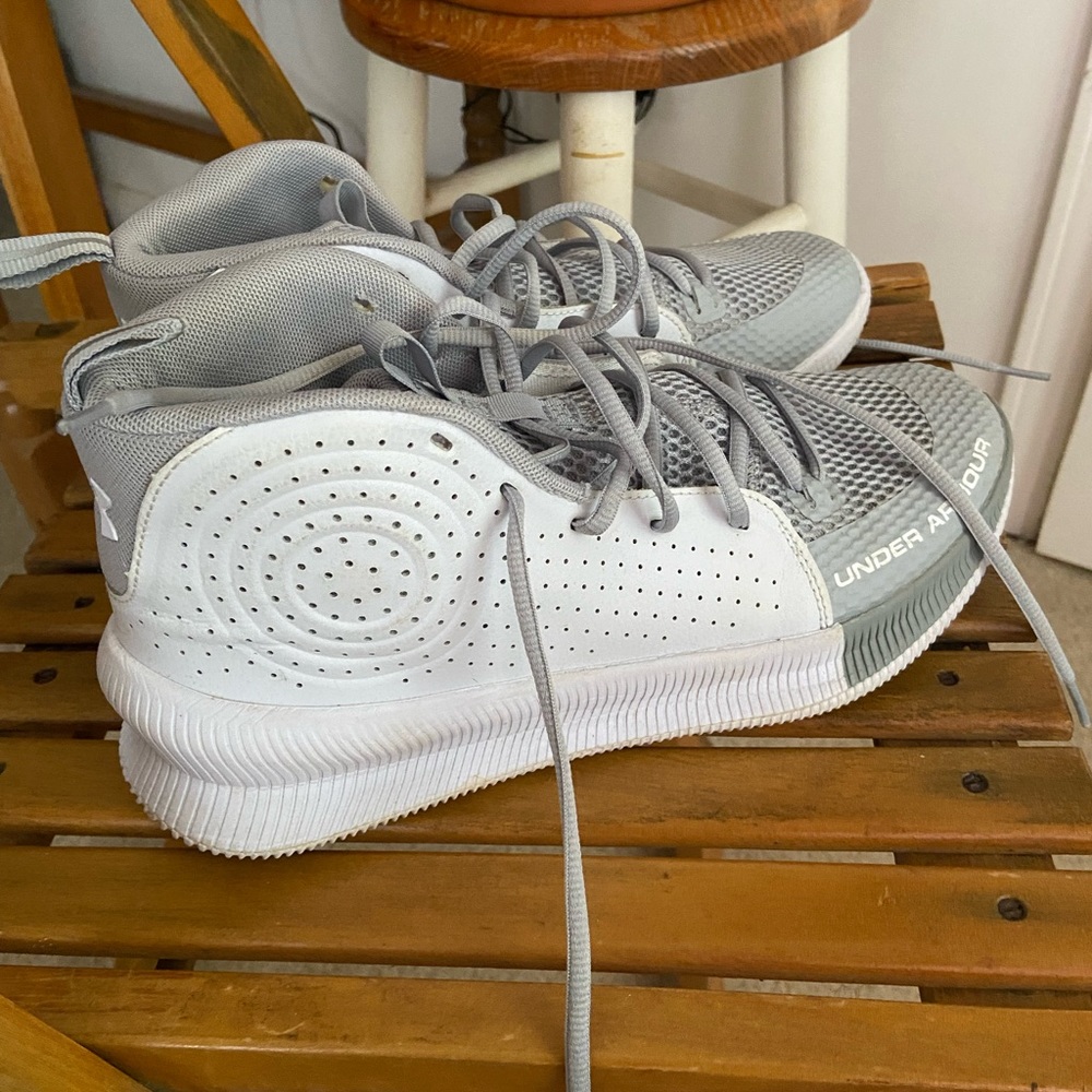 Womens sz 10.5 basketball shoes EUC